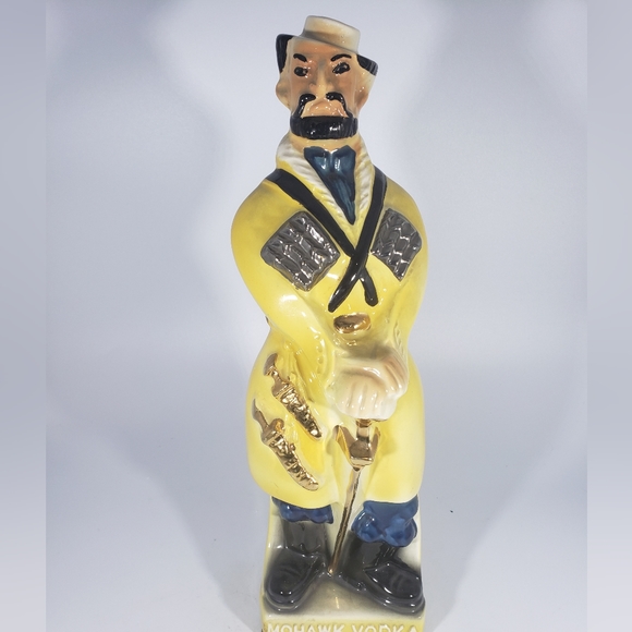 Queen Margaret Porcelain Accents Queen Margaret Porcelain Liquor